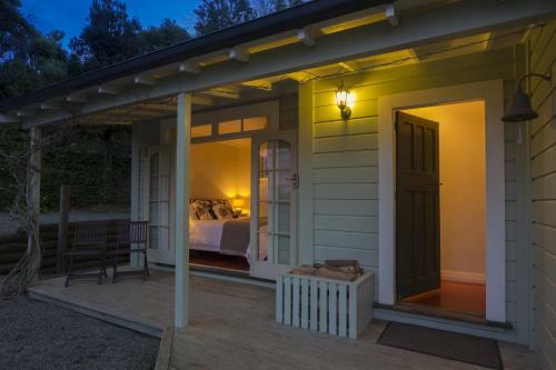 Kina Beach Vineyard Cottages