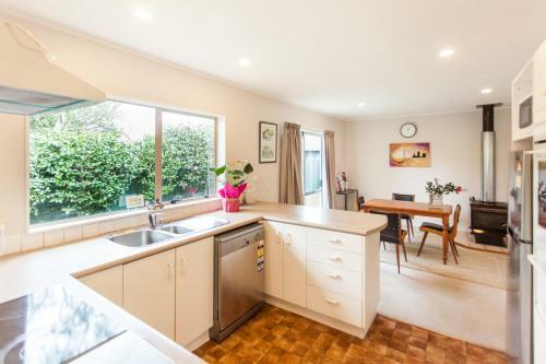 Contemporary And Spacious 3 Bedrooms In West Auckland