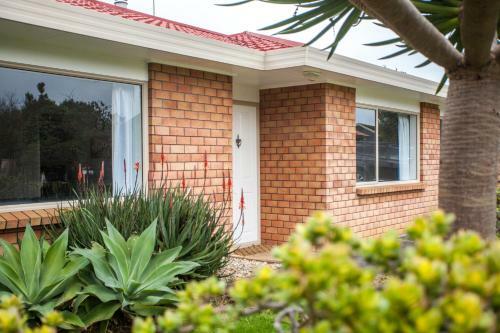 Contemporary And Spacious 3 Bedrooms In West Auckland