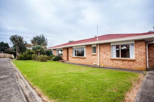 Contemporary And Spacious 3 Bedrooms In West Auckland