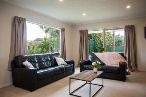 Contemporary And Spacious 3 Bedrooms In West Auckland