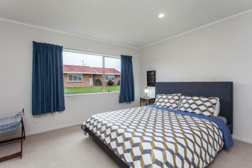 Contemporary And Spacious 3 Bedrooms In West Auckland