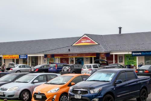Contemporary And Spacious 3 Bedrooms In West Auckland