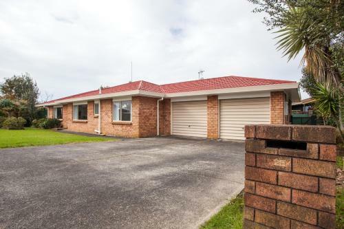 Contemporary And Spacious 3 Bedrooms In West Auckland