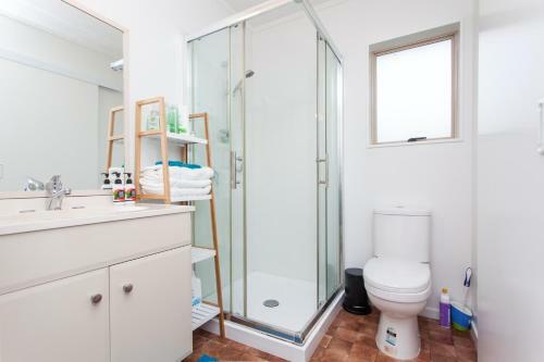 Contemporary And Spacious 3 Bedrooms In West Auckland