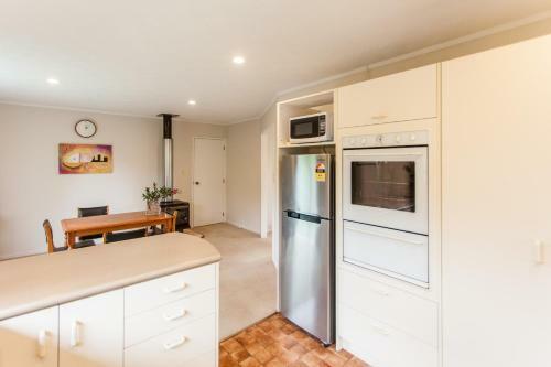 Contemporary And Spacious 3 Bedrooms In West Auckland