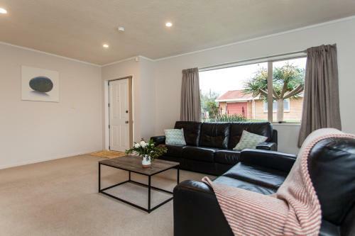 Contemporary And Spacious 3 Bedrooms In West Auckland