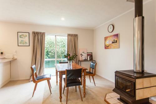 Contemporary And Spacious 3 Bedrooms In West Auckland