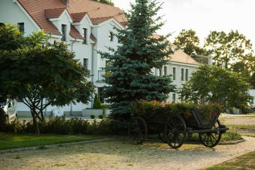 Hostal Nadwarcia?ski Dworek M?odzikowo