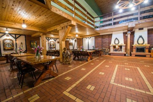 Hostal Nadwarcia?ski Dworek M?odzikowo
