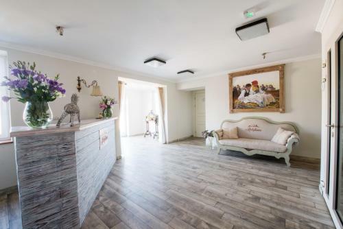 Hostal Nadwarcia?ski Dworek M?odzikowo