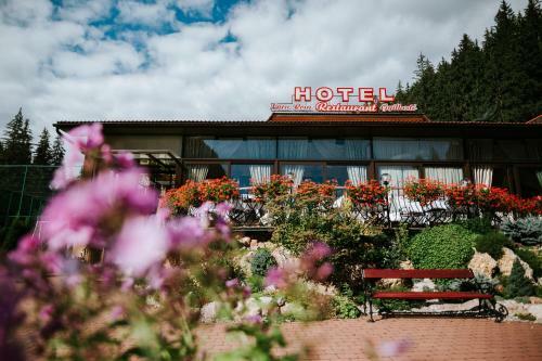 Hotel Lacu Rosu