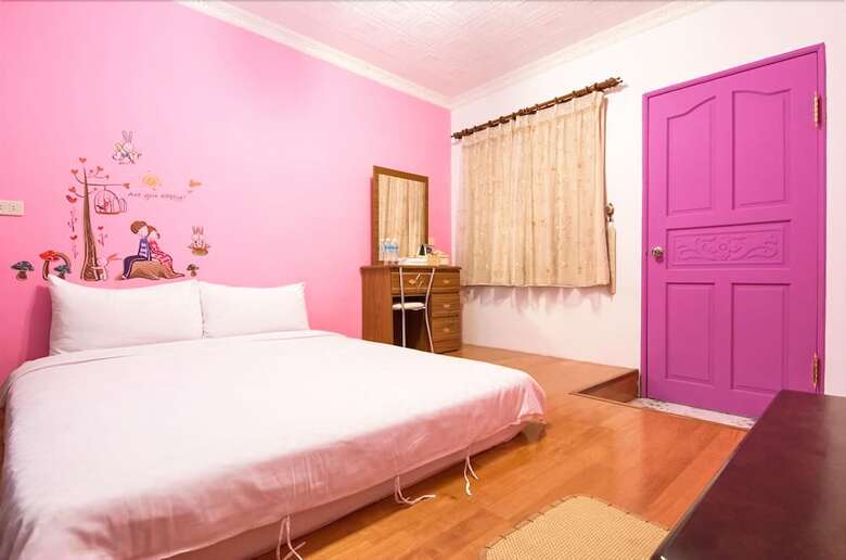 Bed & Breakfast Dog House