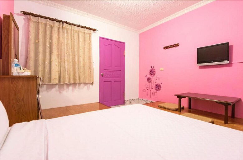 Bed & Breakfast Dog House