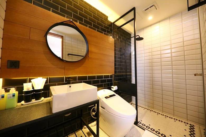 Old School - Central Land Hotel