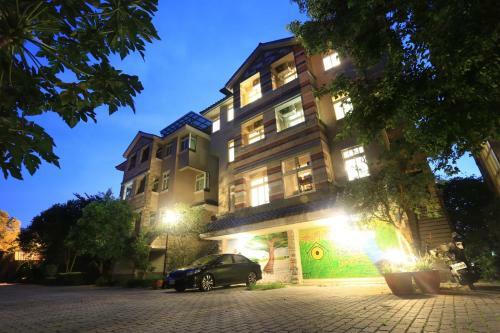 Villa Downshifters House