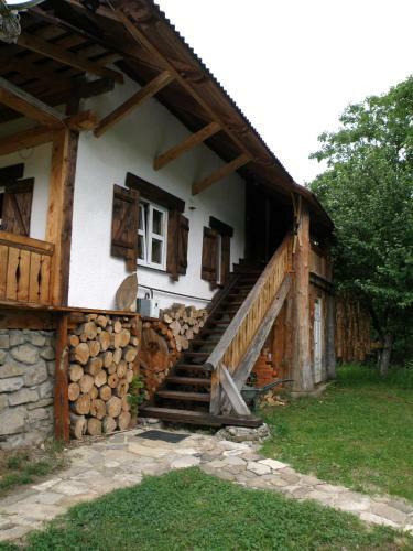 Hostal Salamandra Village