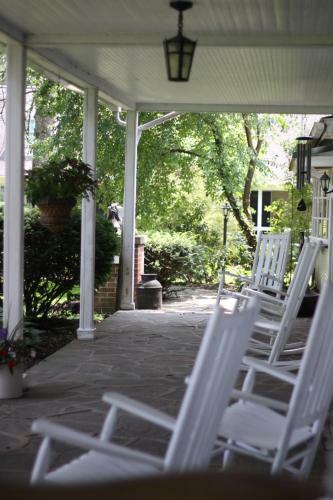 Posada Edgewater Inn & Riverside Grill