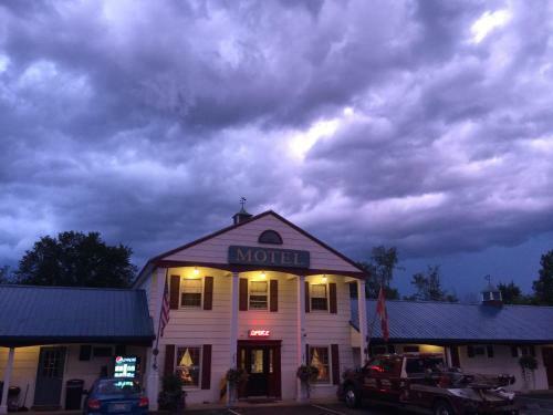 Colonial Valley Motel
