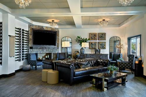 Hotel Oxford Suites Sonoma - Rohnert Park