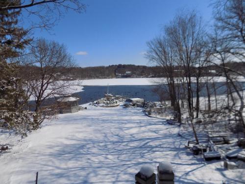 Stonewall House Lakeside Suite