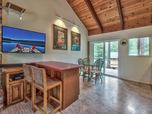 Cozy Tahoe Cabin Heavenly & Lakefront
