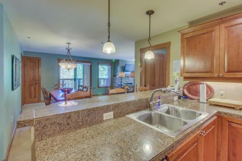 Powderhorn Lodge 210: Blazing Star Suite
