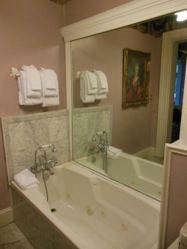 Bed & Breakfast Cedar Grove Mansion Inn & Restaurant
