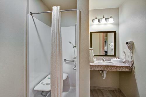 Cobblestone Hotel & Suites - Pulaski