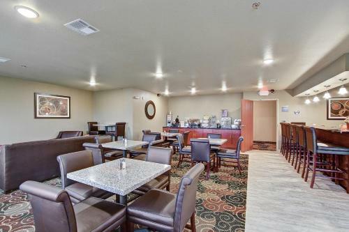 Cobblestone Hotel & Suites - Pulaski