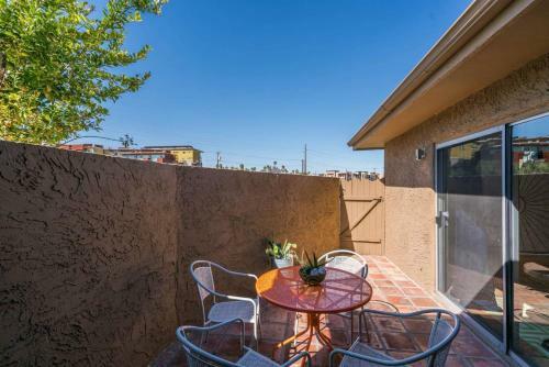 Cozy Two-bedroom With Pool Near Old Town