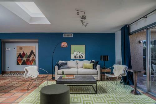 Cozy Two-bedroom With Pool Near Old Town