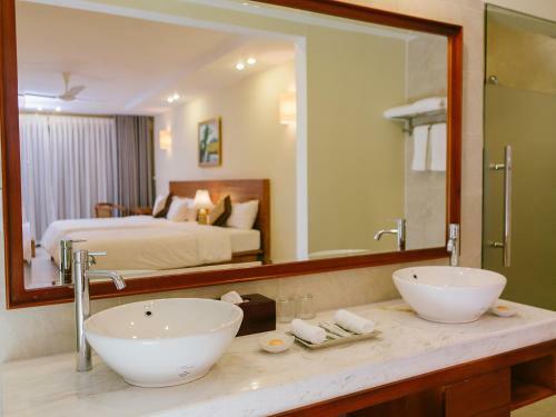 Hotel Lang Co Beach Resort