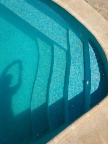 Casa Florida Con Piscina Compartida