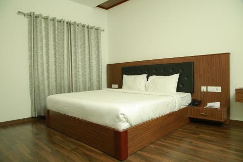 Hotel Four N Square Residency