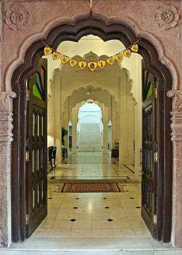 Hotel Welcomheritage Bal Samand Lake Palace