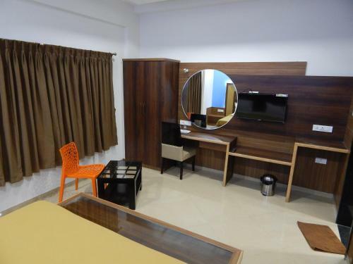 Hotel Aadhi