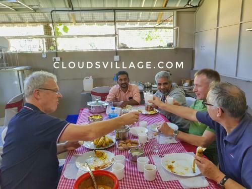 Hostal Clouds Village Farm Resort