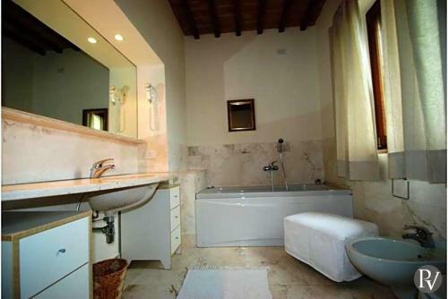 Siena Villa Sleeps 10 Pool