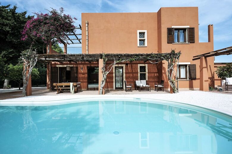 Classic Holiday Villa With Pool In Sicily, Italy