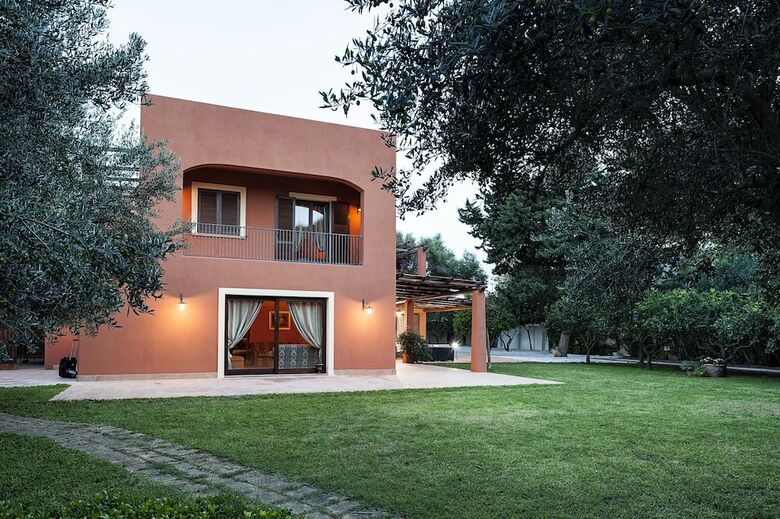 Classic Holiday Villa With Pool In Sicily, Italy