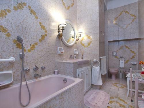 Laveno-mombello Villa Sleeps 8 Pool Wifi