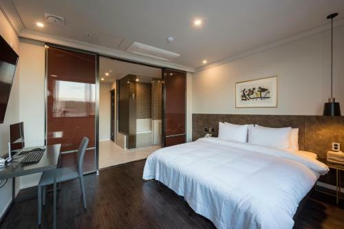 Brown-dot Hotel Guseo