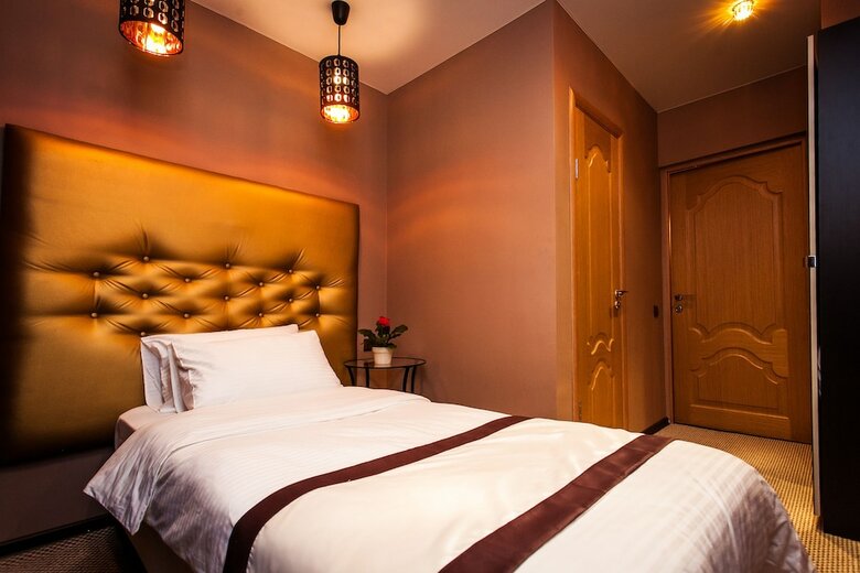 Leo Hotel