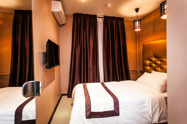 Leo Hotel