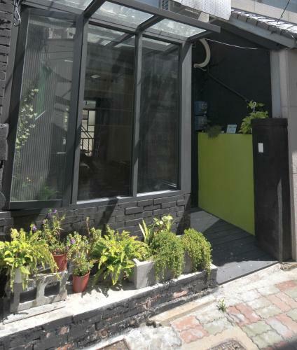 Hostal Avery Case