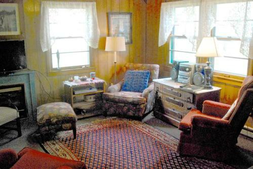 Rock Eddy Bluff Farm Cabins