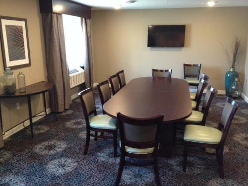 Grandstay Hotel & Suites - Glenwood
