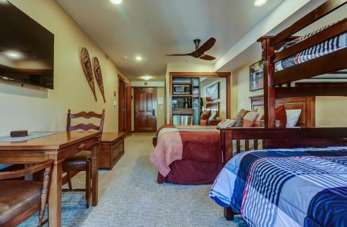 Powderhorn Lodge 408: Rustic Mountain Suite