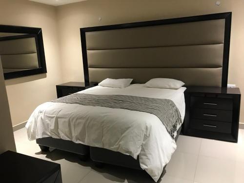 1 Oak Lodge